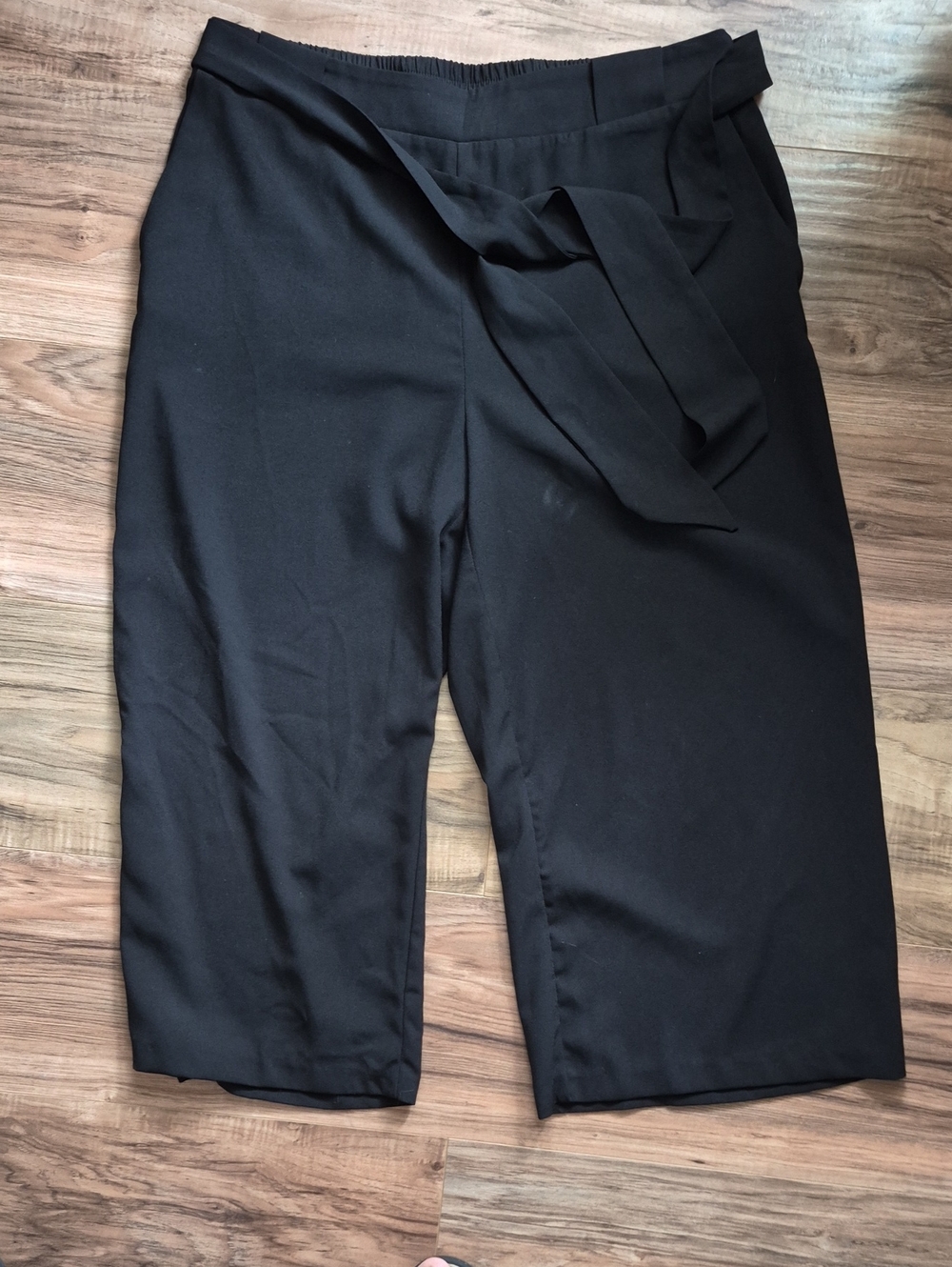 💙 Jules & Leopold - Black Tie-Waist Bermuda Capris